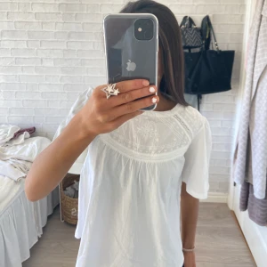 Zara blus  - Vit fin blus från zara! Storlek 13-14. Bara använd 1-2 gånger, som ny 💞