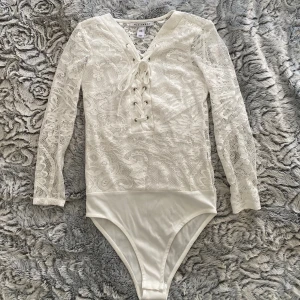 Vit spetsbody XS - Oerhört vacker spetsbody i strl XS. Skulle säga att den sitter som en XS.   Sparsamt använd!✨