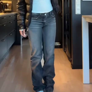 Jeans - Säljer jeans från weekday, mörkgrå och lowrised. Urballa men passar tyvärr inte mig längre. Säljs även i ljusblå och blå💓