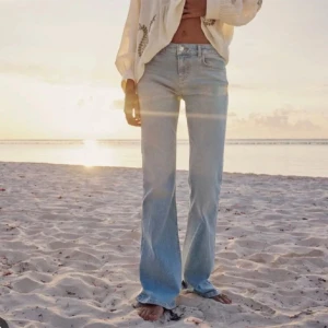 Lågmidjade bootcutjeans - Säljer dessa jeans från zara! Nyskick, ej använt pga att de är för långa för mig💙💙