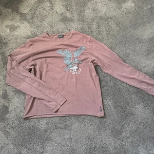 Brun Långärmad - Cool t-shirt with an embroidered eagle on the left side of the chest  Cropped, fair condition  51 cm length, boxy fit