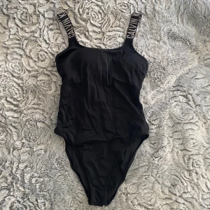 Baddräkt Calvin Klein S - Mycket fin och sparsamt använd baddräkt med märket Calvin Klein.  🩱✨ Djup urringning i ryggen. Strl S