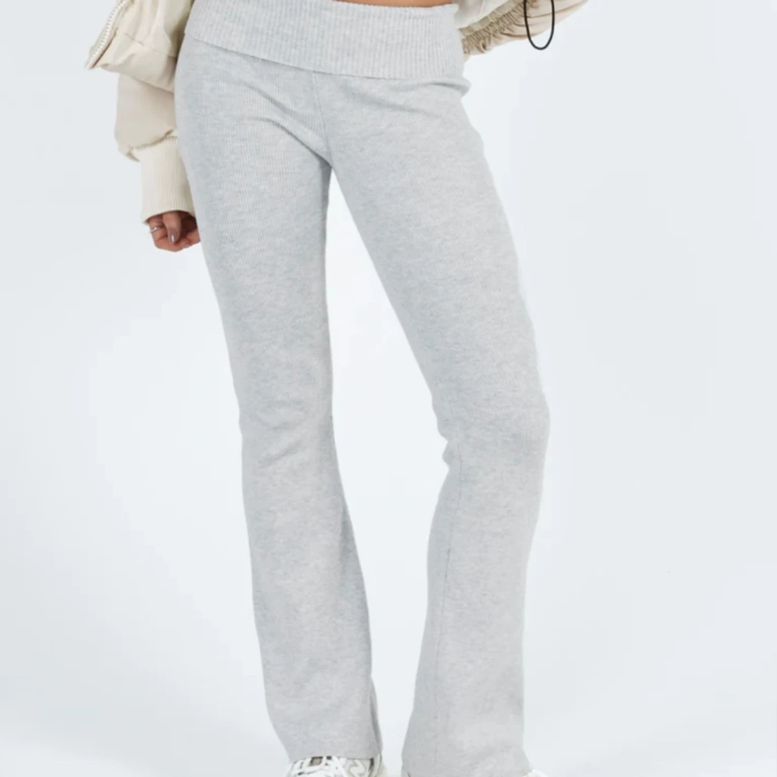 Gråa stickade byxor