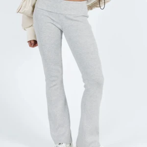 Gråa stickade byxor - Snygga stickade byxor som tyvärr var för korta för mig. Använd fåtal gånger endast hemma! Bra skick men lite noppriga. Nypris 570kr, säljer för 299