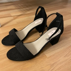 Klackskor - Säljer dessa svarta klackar ifrån Nelly då dom aldrig kommit till användning , alltså är dom i nyskick. Ca 5-6 cm klack. Perfekta till sommaren :)
