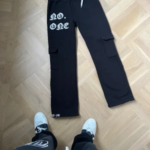 Trackpants sample - Säljer trackpants sample storlek M med flare och chenille embroidery 