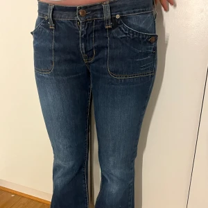 Low waist jeans - Säljer dessa gap jeans i en washed mörkblå färg. De var tyvärr försmå så säljer nu de vidare❤️ Midja 38/39cm rakt över, lår ca 26 cm, 21 cm upp till midjan från skrev, innerbenslängden 80cm❣️