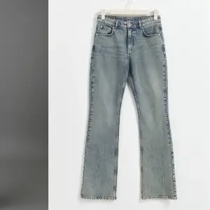Ett par blåa full pengar flare jeans från Gina. Nyskick (använda endast en gång) nypris 499kr Storlek 38 men jag skulle säga att den är liten i storleken och räknas som 34-36