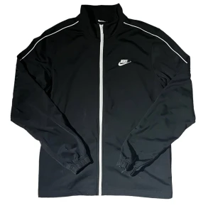 vintage nike track jacket/kofta - säljer denna ascoola nike track jacket! mycket bra skick! har själv aldrig använt den. om du har frågor så är det bara att kontakta mig