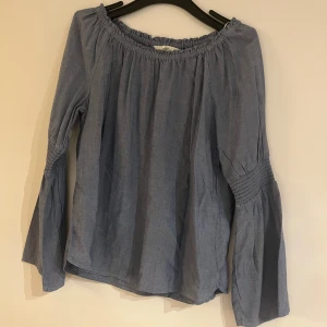 Lång ärmad topp - Fina toppar med en fin och unik modell vid armbågen. Där det går in och sen ut. Även en fin modell vid axlarna där det går rakt.  Båda är i storlek 170. Ena är mörkblå och den andra är är jeans färgad. I bra skick.  Köper du båda blir de 120