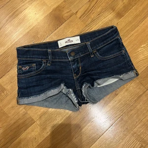 Hollister korta shorts strl 24 - Snygga, korta short från Hollister i mycket bra skick. Storlek 24.