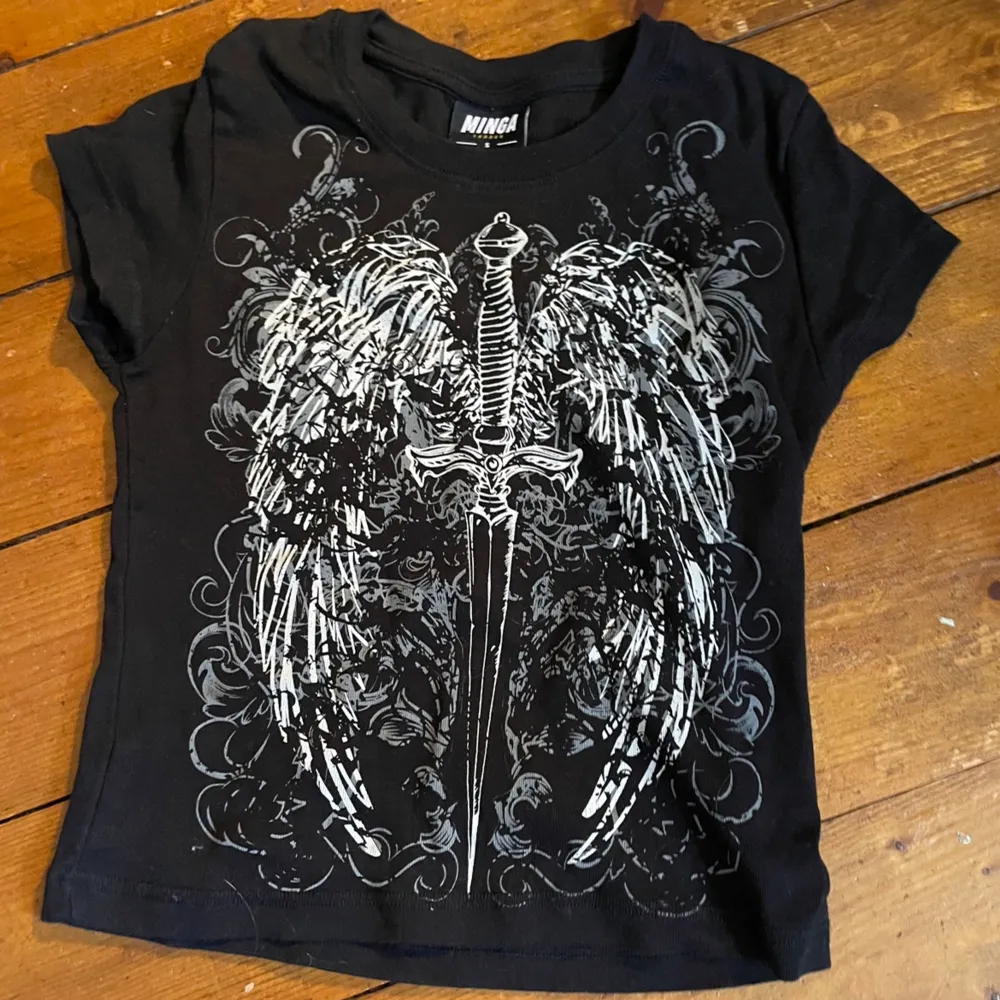 Mega cool tröja från Minga som inte kommer till användning 💔Nypris 400kr.  Inga defekter, nyskick.🔥 Använd gärna köp nu 💕. T-shirts.