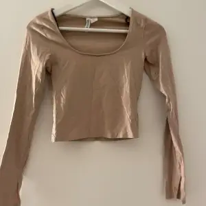 Beige långärmad topp med slit i ärmen🩶 Storlek Xs🩶Använd men bra skick🩶 Skriv privat för fler bilder eller frågor!🩶