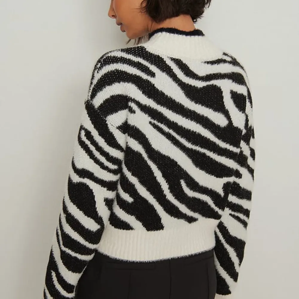 Zebra-mönstrad tröja/kofta i mjukt material från NAKD. Klicka på köp nu💗. Tröjor & Koftor.