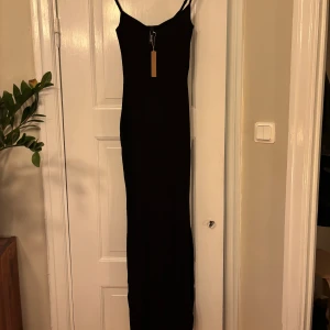 Skims long slip dress  - Klänning från skims säljes pga felköp och för sent att returnera (kvitto finns)! Storlek S och aldrig använd! Nypris: 965kr