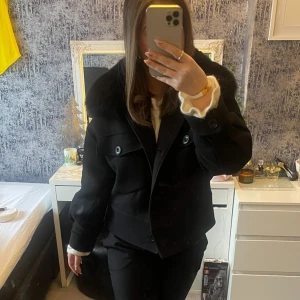 Svart Charlie MEOTINE Jacket  - Säljer min superfina MEOTINE jacka då jag inte använder den så mycket längre den är i ett fint skick och prislapp och extra knapp finns kavar💗 jackan är i S/M men passar mig som bär xs/s, jackan är köpt på MEOTINE hemsida för 3000kr 