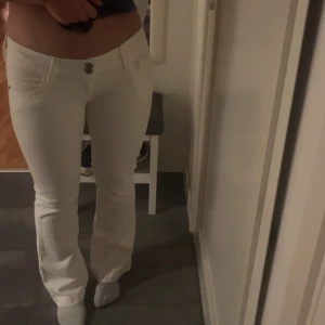 Vita jeans - Ett par vita utsvägda jeans i strl 38, men passar även 40!