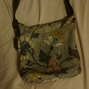 Väska - Medel liten väska, med fint print, bra med innerfickor. Går att stänga 