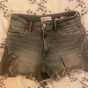 Zara jeansshorts🤗 - Storlek 36 använda 4-5 gånger super fint skick💓skriv vid frågor💞