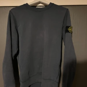 Stone Island sweatshitt - Fint skick| Efterfrågad färg| Pris : 999| Storlek: S (passar även M)| Sitter lite oversized i armarna|
