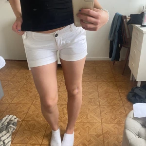 Lågmidjade shorts 🤗 - Använda 2-3 ggr super fint skick🤗 Storlek xs ’en passar även s💗  Skriv vid frågor