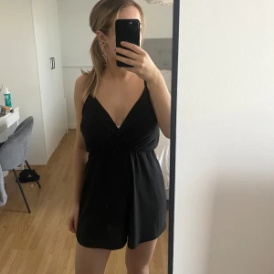 Byxdress  - Säljer denna fina byxdress som tyvärr inte kommer till användning🤍 är i stl xs men skulle säga det passar en S. 