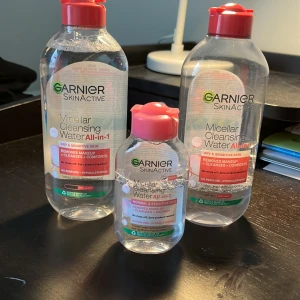 Garnier micellar water - Tre stycken flaskor med garnier micellar water💗 En helt oanvänd, en snart slut och en liten med typ halva kvar💗 funkar jätte bra till att tvätta bort smink💗 48kr ordinarie pris💗 sätter ba random pris man får buda 💗Går att köpa bara en💗