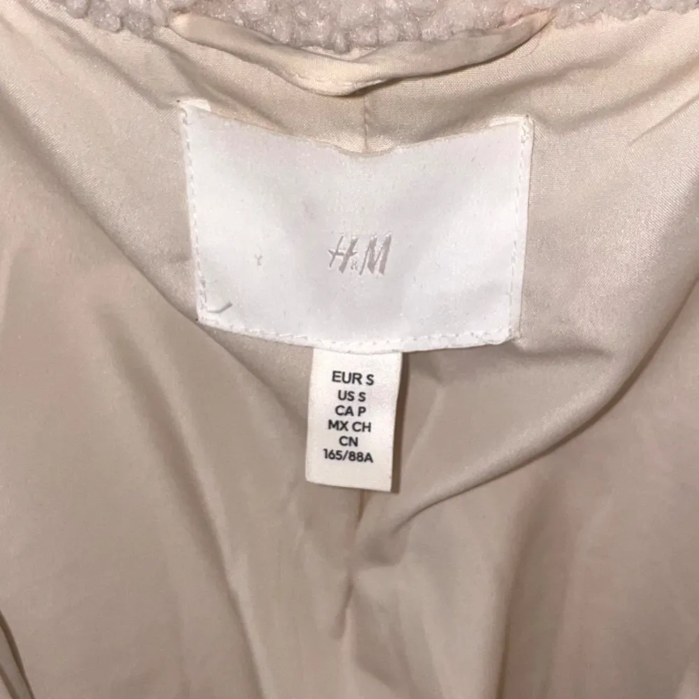 Populär jacka i pile från H&M! Storlek S men funkar utmärkt för M också, då den är lite oversized🩷Bra skick! Nypris 549kr men är slutsåld på H&M🩷. Jackor.