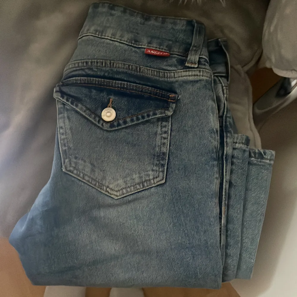 Säljer dessa så fina populära jeans från hm i storlek 34❤️ JÄTTE bra skick säljer endast pga lite korta, jag är 167/168 passar perfekt till någon som är 165 eller kortare❤️. Jeans & Byxor.