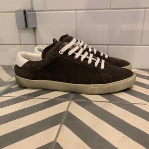 Yves Saint Lauren Sneakers - Hej! Jag säljer dessa snygga YSL Sneakers  för att dem var tyvärr för små.  Dom sitter circa en halv storlek mindre. Skick: 9/10 inga defekter Köpta här på plick! Nypris:6000 Mitt Pris: 2799  Har du frågor eller funderingar, är det bara att skriva😃
