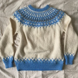 stickad tröja - stickad tröja med mönster från beyond retro. fint skick