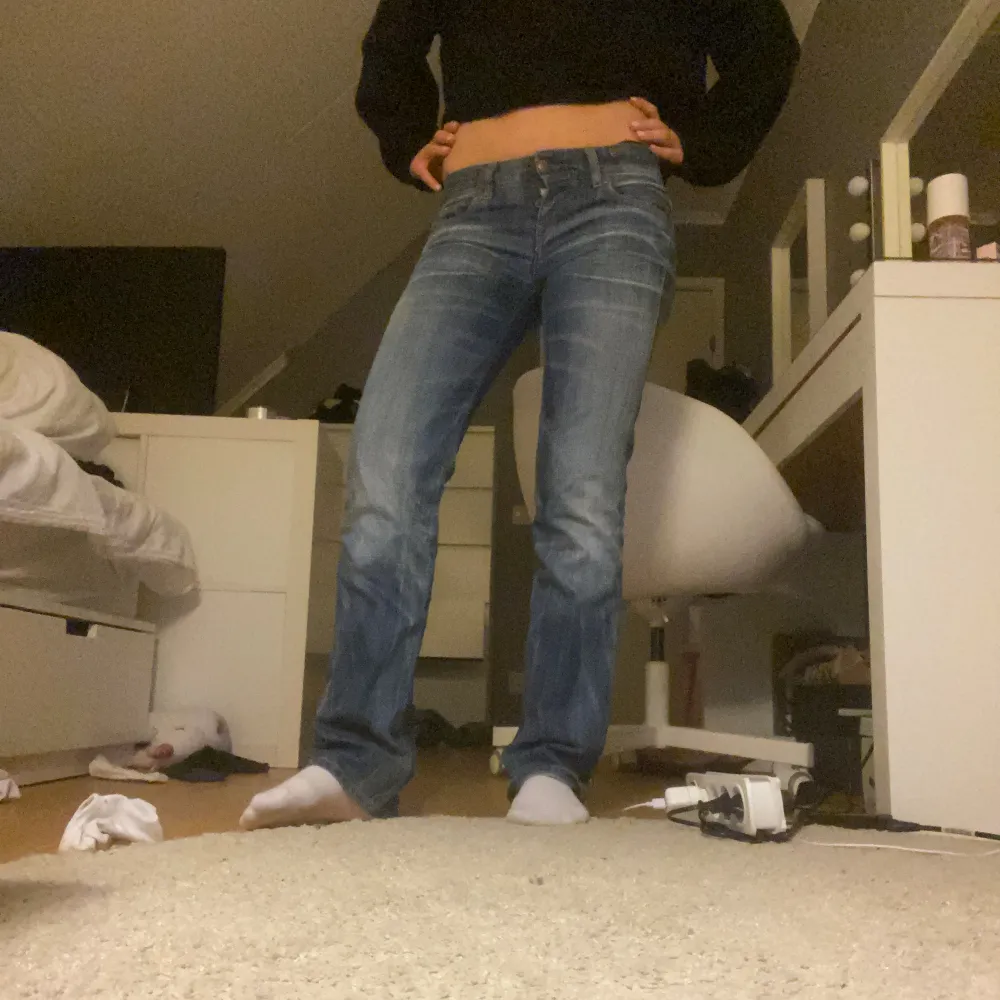 Lågmidjade snygga jeans från tommyhilifiger💗har en liten defekt (sista bilden). Midjemått rak över-40cm (men inte stretchiga i matrialet) Innebenslängden-80cm. Farkut & Housut.