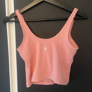 Lululemon topp - jätte fin och bekväm tränings topp från Lululemon🩷Endast använd ett fåtal gånger! 