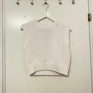Säljer denna fina vita tröja då den inte kommer till användning längre💕bra skick 