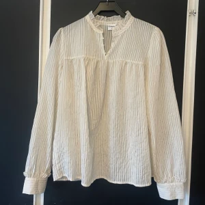 Blus - Jättesöt blus som aldrig är använd🤍🤍