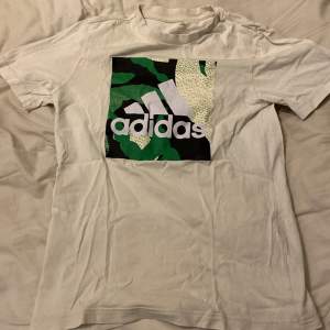 Hej!  Säljer en adidas t-shirt stl 13-14 y/ 164