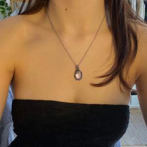 Halsband med en vacker sten 🤍