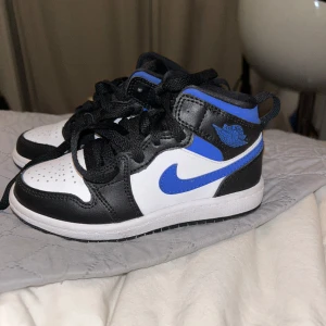 Jordans - Air Jordan 1 mid  white racer blue🫶💙Köpta för 2400kr och är i ett väldigt fint skick då de endast används 2 gånger. Storlek 28 alltså barnstorlek. Pris kan diskuteras🫶