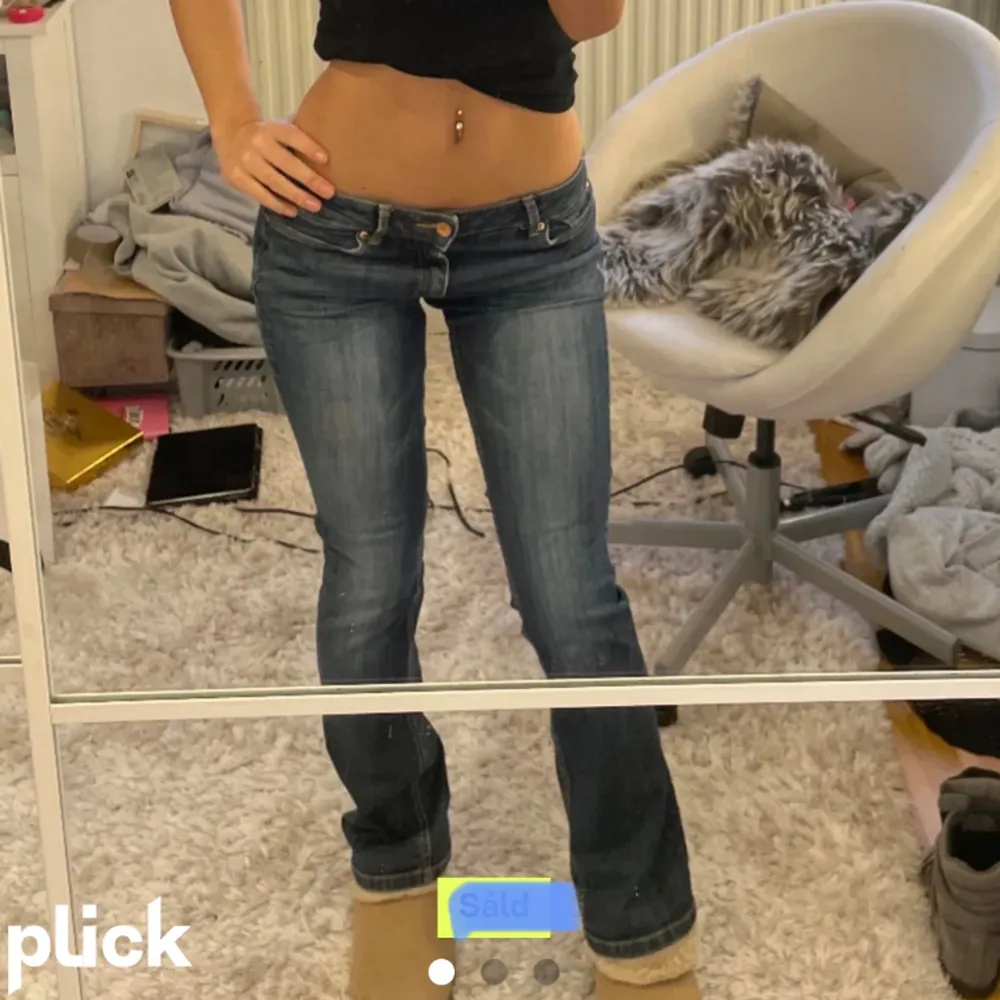 Jättefina jeans köpta här på plick (lånade bilder) Storlek 34 men stretchiga i storleken och passar även mig som har 36/38. Från Lindex men säljs inte längre. Kom privat vid frågor💕. Jeans & Byxor.