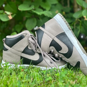 Nike Dunk - Hej säljer dessa helt nya Dunk High Moon Fossil i storlek 40 från Mearch Sweden🤩Säljer skorna för att dom inte passar min stil. Hör gärna av dig vid fler frågor eller funderingar🤨.Mearch Sweden tagg och sko karton ingår 🌟