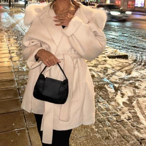 Alicia Coat,xs - Jag säljer nu min Alicia Coat har haft på mig den två gånger säljer kappan då den inte sitter så fin på mig och inte går till användning   Köpte kappan för 4000 men säljer den för 3000 pris kan diskuteras 