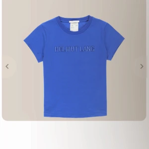 Helmut Lang baby tee - T-shirt från Helmut Lang. Nypris ca 2000kr. Bra skick! Storlek M men passar även S