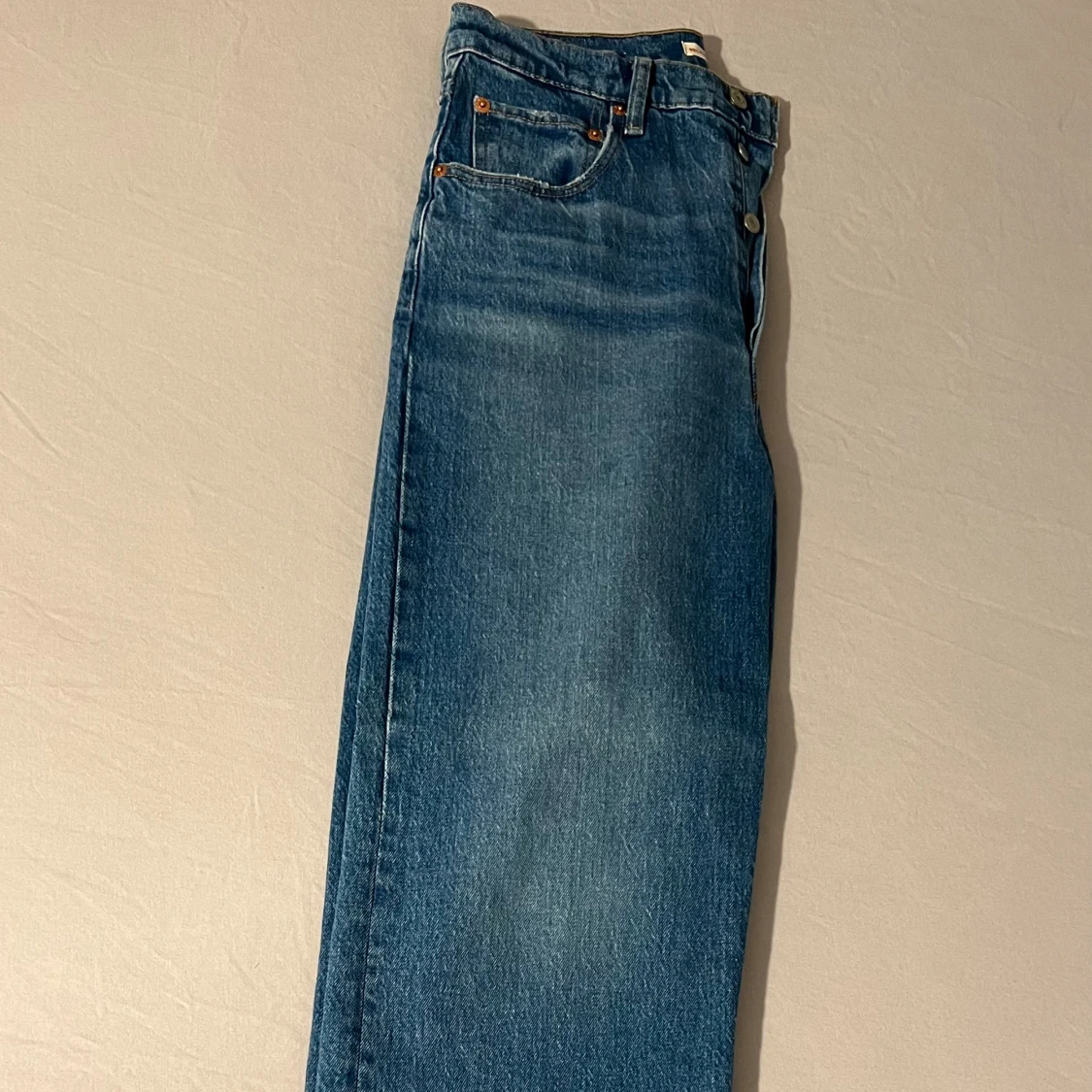 Mörkblåa Levi’s jeans 