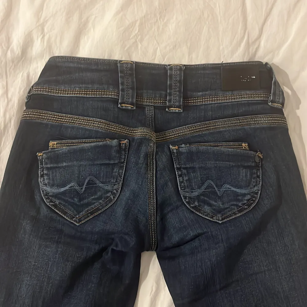 Lågmidjade raka jeans från Pepe i fint skick. Storlek W24 L32, hör av er om ni har frågor💗. Jeans & Byxor.