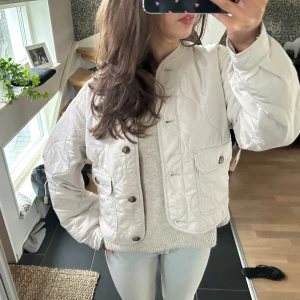 Ljusbeige quiltad jacka - Tunn ljusbeige quiltad jacka från hm. Mycket bra skick och inga tecken på användning 