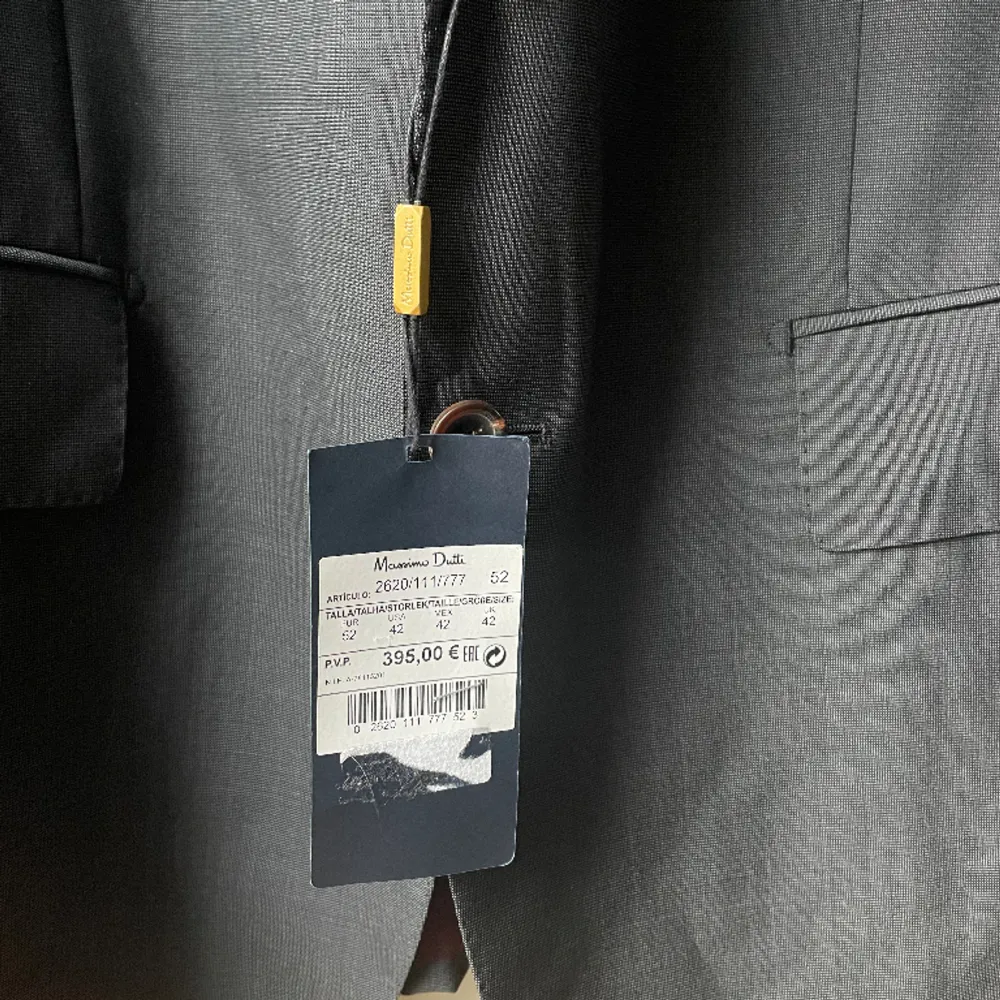 En riktigt snygg och exklusiv kavaj från Massimo Dutti. Helt ny och oanvänd med prislapp kvar. Storlek 52, Large.. Puvut & Bleiserit.