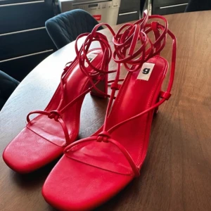 Klackskor - Klackskor från ginatricot i strl 38. Aldrig använda! Jättefint skick. Säljer för 150kr