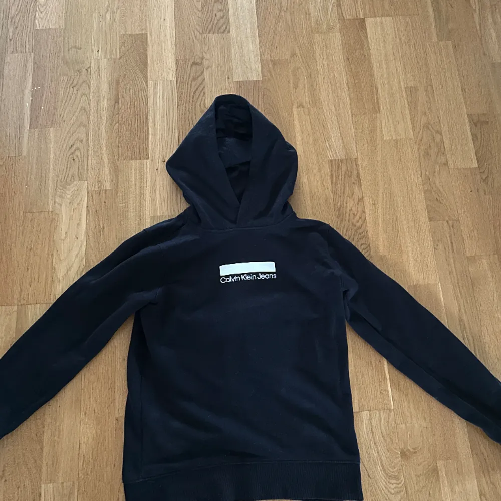 Hej säljer nu min Calvin Klein hoodie då den är för liten, har haft den liggandes hemma, har använts enstaka gånger. Skick 10/10 Storlek 16y/170.  Passar bra på dom som är mellan 160-170 cm långa. . Hoodies.