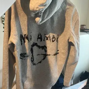 En superfin grå hoodie från Mira Paris, köpt från zarlando. Använd fåtal gånger!❣️