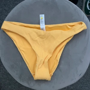 Bikini - Bikini underdelar i nyskick, alla lappar sitter kvar. Snygg färger som är lite extra i sommar eller på semestern. Kontakta för mer bilder och info!